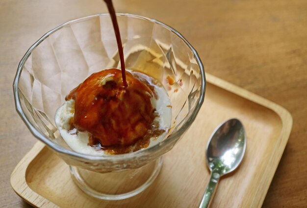 On verse de la crème glacée à la vanille crémeuse avec un coup d'espresso pour une tasse d'Affogato