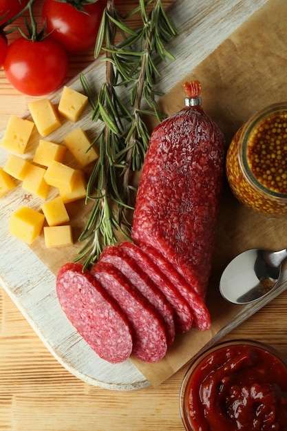 Ã Â¡oncept de nourriture savoureuse avec des saucisses de salami, gros plan