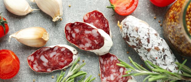 Ã Â¡oncept de nourriture savoureuse avec des saucisses de salami, gros plan