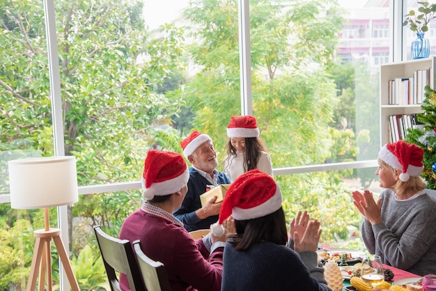 L'oncle a donné un cadeau à la nièceLes grands-parents se sentent heureux le jour du joyeux Noël