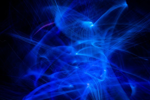 Une onde lumineuse bleue d'explosion d'énergie avec d'élégantes lignes lumineuses à l'arrière-plan de la technologie abstraite