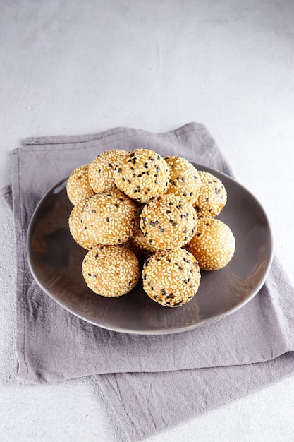 Onde onde collation traditionnelle indonésienne à base de farine de riz gluant farcie de pâte de haricot mungo