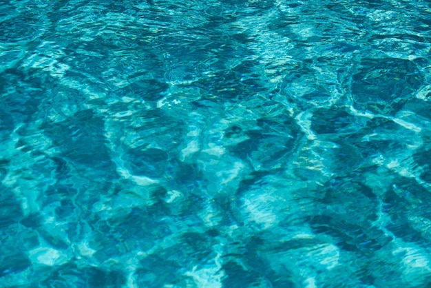 Ondulation de l'eau dans la piscine avec fond d'eau ondulée reflet du soleil