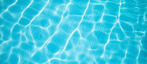 Ondulation de l'eau dans la piscine avec reflet du soleil. Concept de vacances vacances d'été