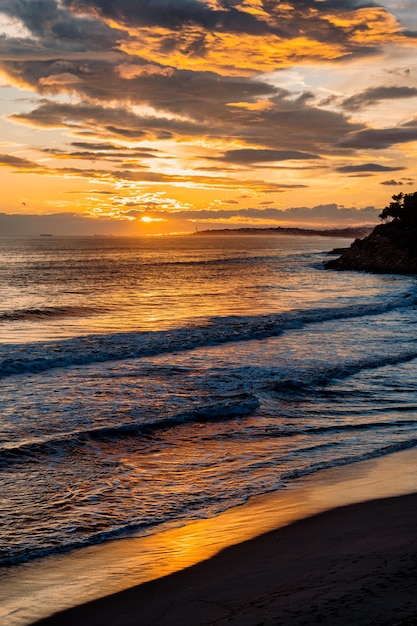 Onduler la mer contre le ciel coucher de soleil