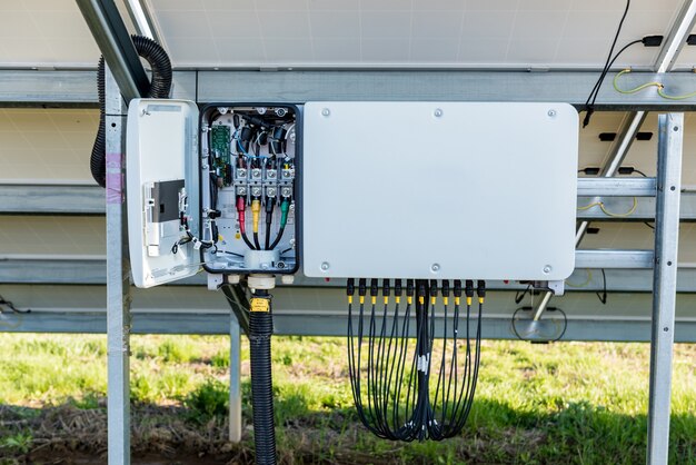 Onduleur de tension ouvert à l'arrière du panneau solaire