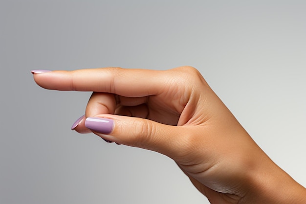 L'ongle tendu sur un fond blanc