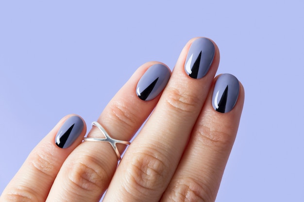 Ongles de belle femme avec manucure géométrique minimale