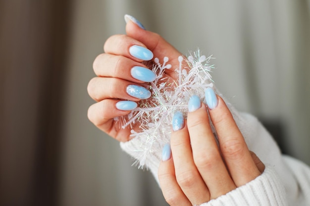 Ongles confortables avec manucure d'hiver avec flocons de neige