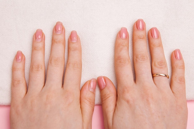 Photo ongles de filles avec revêtement en gel repoussé main désordonnée et soignée avec manucure fraîche douce coa nude