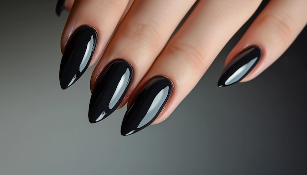 Des ongles noirs élégants avec un fini brillant