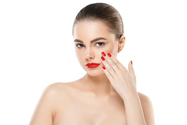 Ongles rouges et lèvres modèle femme isolée sur blanc. Maquillage couleur. Prise de vue en studio.