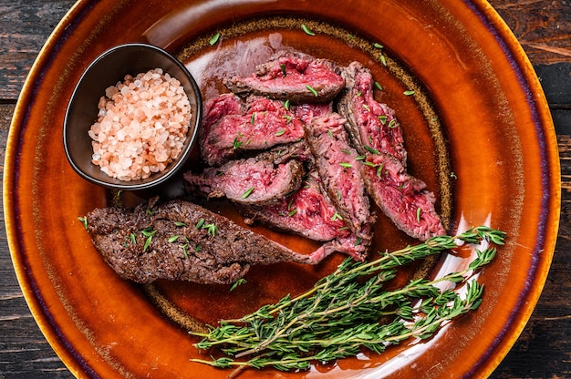 Onglet grillé tranché saignant moyen accroché un steak de boeuf à la viande tendre sur une assiette