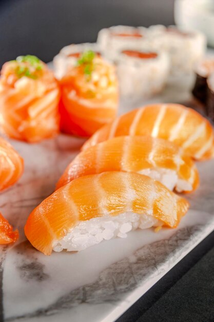Onigiri au saumon avec des variétés d'onigiri au saumon sur une plaque de marbre Gros plan