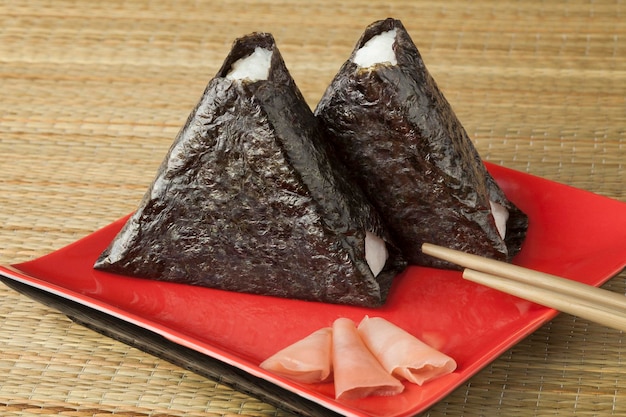Onigiri japonais frais emballé dans des algues sur un plat en gros plan