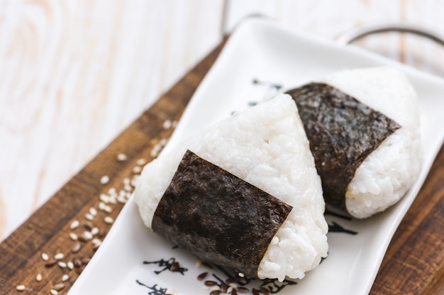 Onigiri. Triangle de riz aux algues nori.