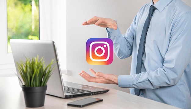 Onok, Ukraine - 14 Juillet 2021 : Un Homme D'affaires Tient, Clique Sur L'icône Instagram Dans Ses Mains.réseau Social.réseau Mondial Et Connexion Client De Données.réseau International.