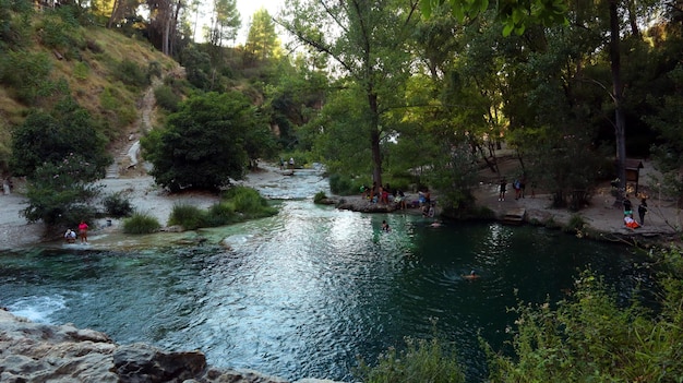 Ontinyent, Espagne Beau paysage unique, rivière de montagne, baie parmi les rochers, piscine naturelle, SPA