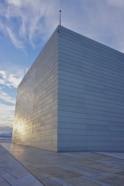 Photo opéra national d'oslo contre le ciel bleu, la norvège. détail du bâtiment au coucher du soleil.