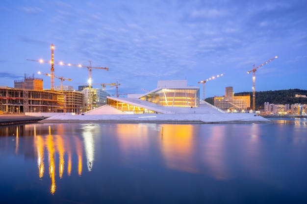 Opéra d&#39;Oslo dans la nuit à Oslo, Norvège