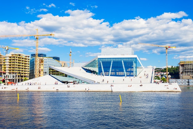 L'Opéra d'Oslo ou Operahuset est le siège du Théâtre national d'opéra et de ballet de Norvège, en Norvège.