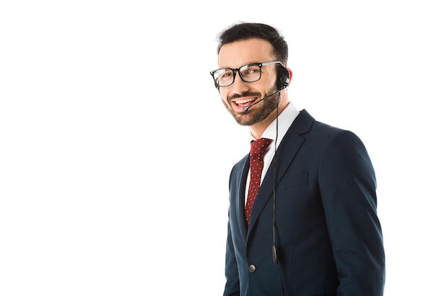 Opérateur de centre d'appels joyeux dans le casque souriant et regardant la caméra isolée sur blanc