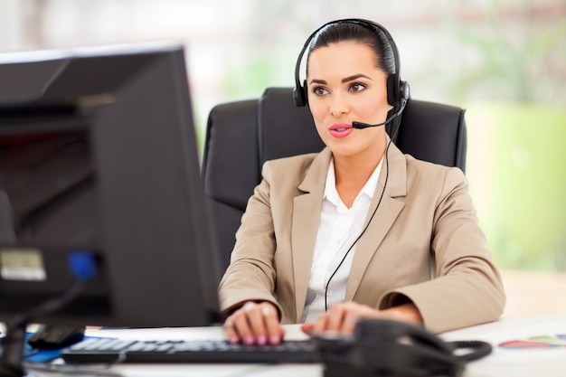 Opérateur de centre d&#39;assistance avec casque