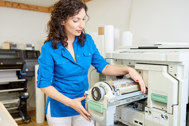 Opérateur changeant de papier dans la machine MF