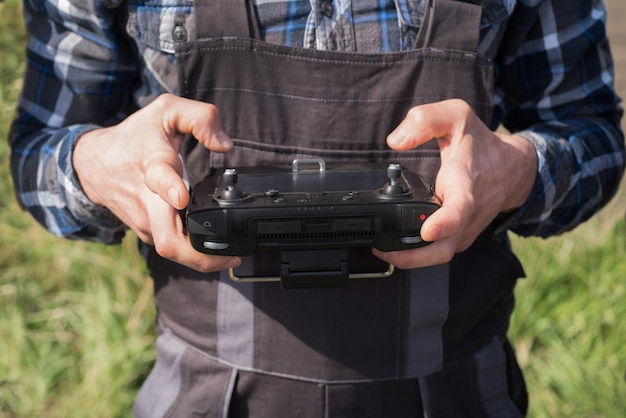 opérateur d'un drone agricole avec télécommande smart agriculture