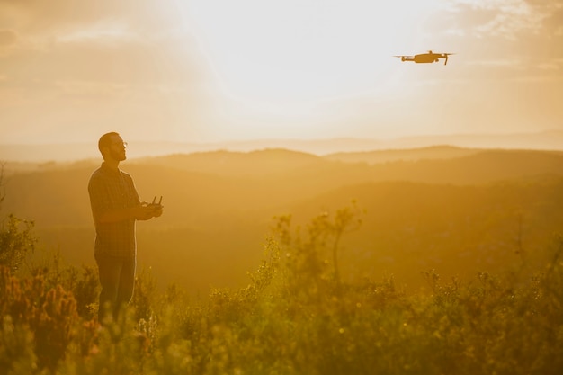 Opérateur de drone pilotant un drone en milieu rural