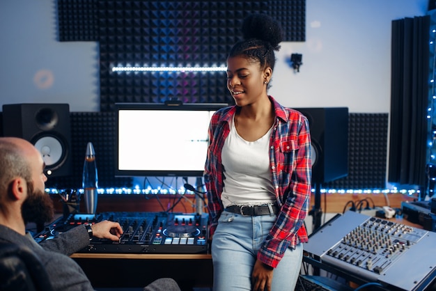 Opérateur du son et interprète féminine en studio