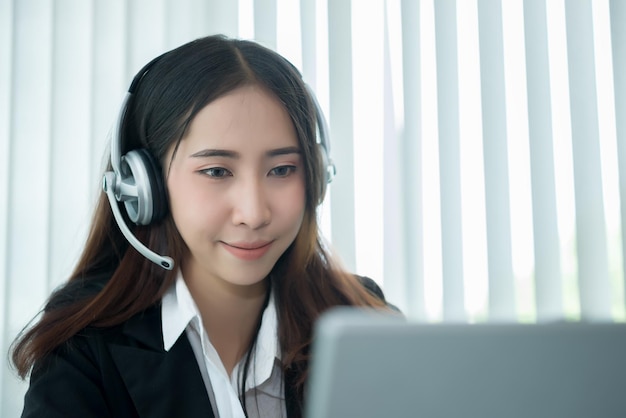 Opérateur femme travaillant au bureau