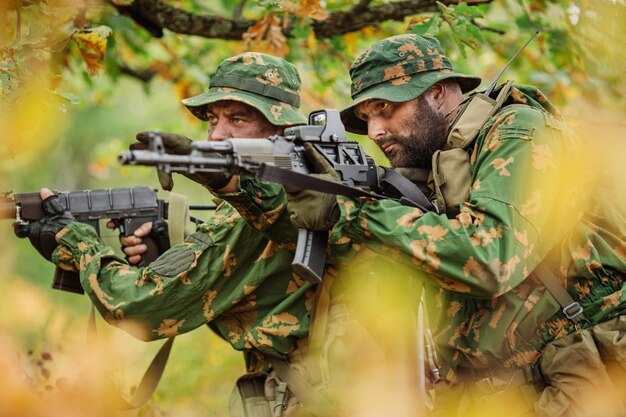 Opérateur des forces spéciales russes sur le champ de bataille avec un fusil