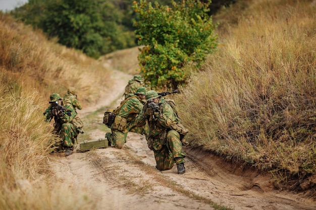 Opérateur des forces spéciales russes sur le champ de bataille avec un fusil