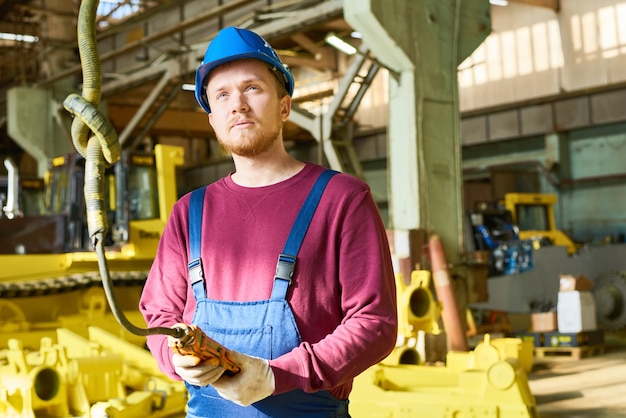 Opérateur de machine à barbe concentré sur le travail