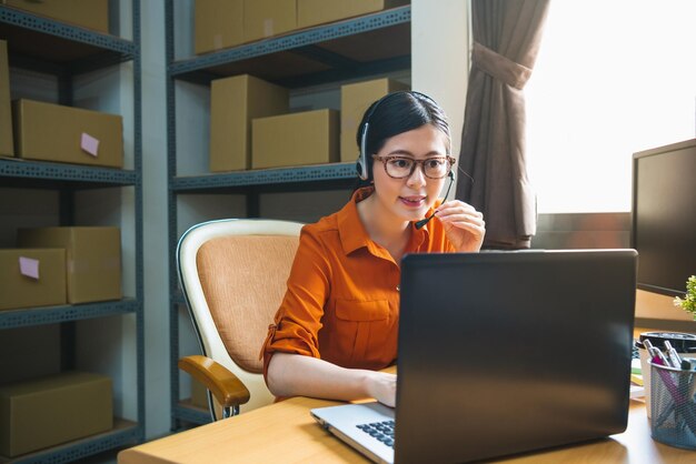 un opérateur professionnel travaillant dans une entreprise de boutique en ligne parle au client par écouteur et lui offre le meilleur service