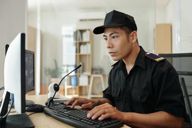 Opérateur de salle de surveillance travaillant