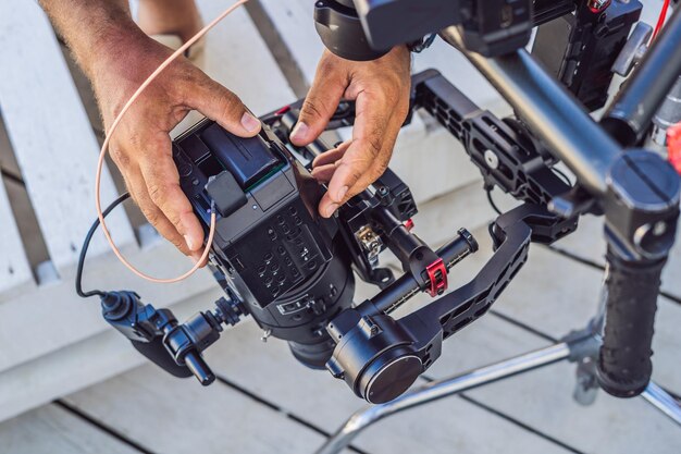 L'opérateur Steadicam et son assistant préparent la caméra et le stabilisateur 3 axes pour un tournage commercial