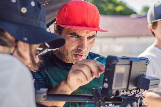 L'opérateur Steadicam et son assistant préparent la caméra et le stabilisateur 3 axes pour un tournage commercial