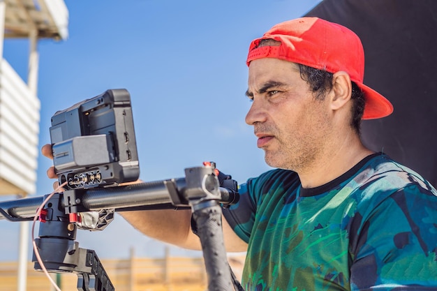 L'opérateur Steadicam et son assistant préparent la caméra et le stabilisateur 3 axes pour un tournage commercial