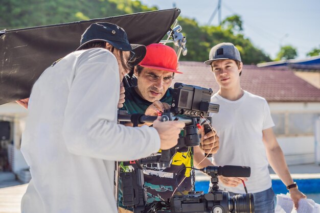 L'opérateur Steadicam et son assistant préparent la caméra et le stabilisateur 3 axes pour un tournage commercial