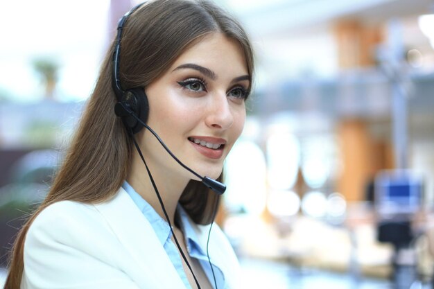 Opérateur de support client féminin avec casque et souriant