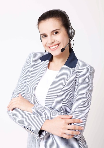 Opérateur de support client jeune femme avec casque