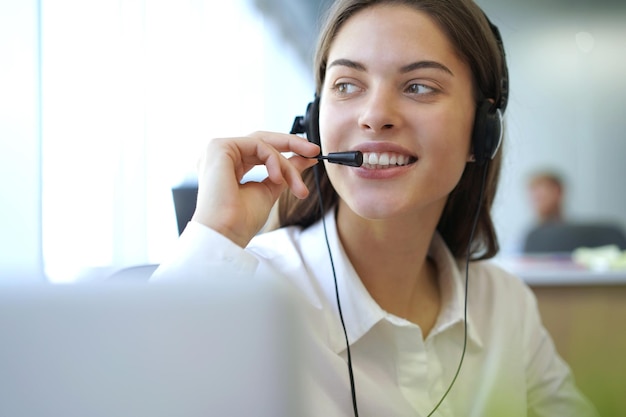 Opérateur de support client travaillant dans un bureau de centre d'appels.