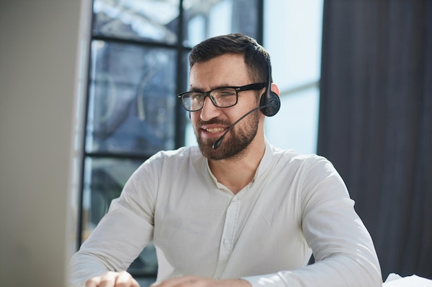 Opérateur de support hotline et helpdesk travaillant au bureau