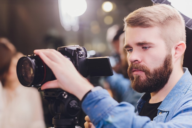 Opérateur tout en travaillant avec une grande caméra professionnelle. Le vidéaste tourne un clip pour la célèbre star.