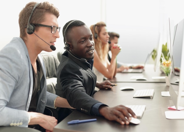 Opérateurs de centre d'appels assis à leur concept Deskbusiness