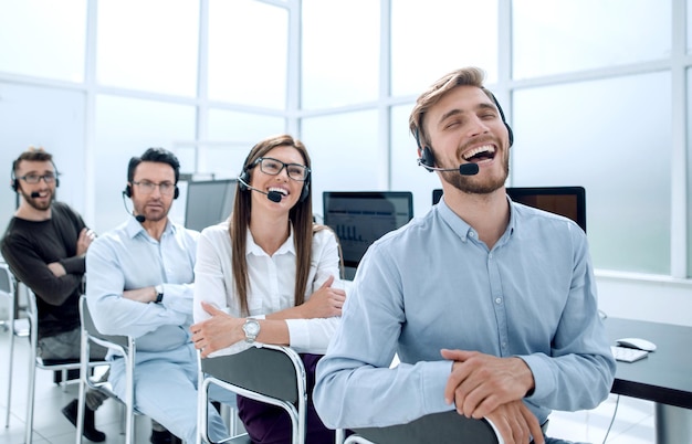 Les opérateurs souriants prennent en charge la photo du lieu de travail avec espace de copie