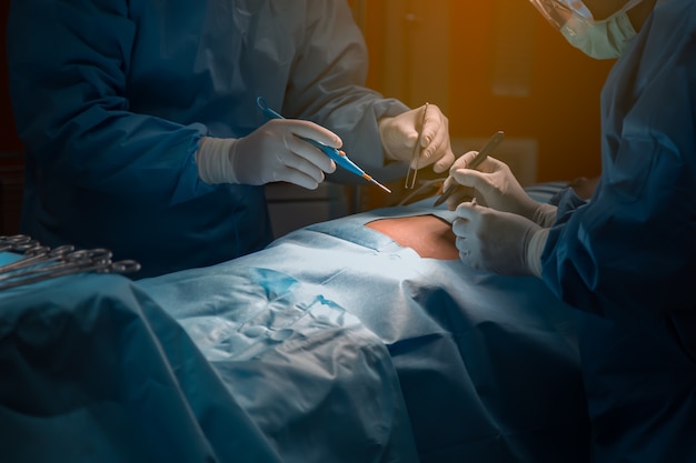 Photo opération de médecin en salle d'opération au concept de l'hôpital pour la publicité d'assurance.