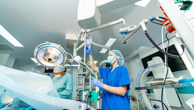 Opération avec de nouvelles technologies à l'hôpital Médecins de chirurgie dans le travail d'équipe